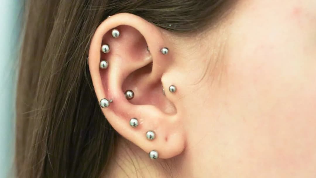 Kiedy można wymienić kolczyk w uchu? Uniknij komplikacji i bólu