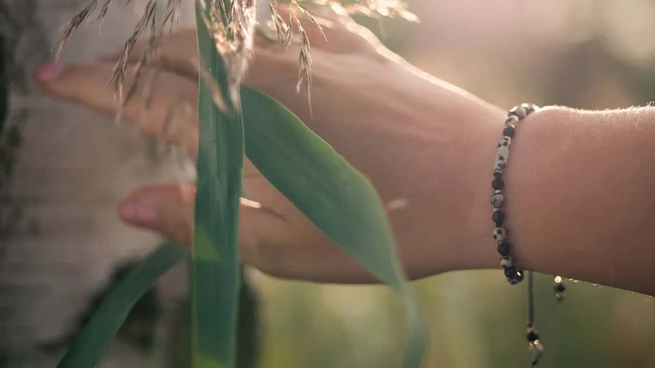 Na którym ręku nosić bransoletki? Odkryj najlepsze opcje i symbole