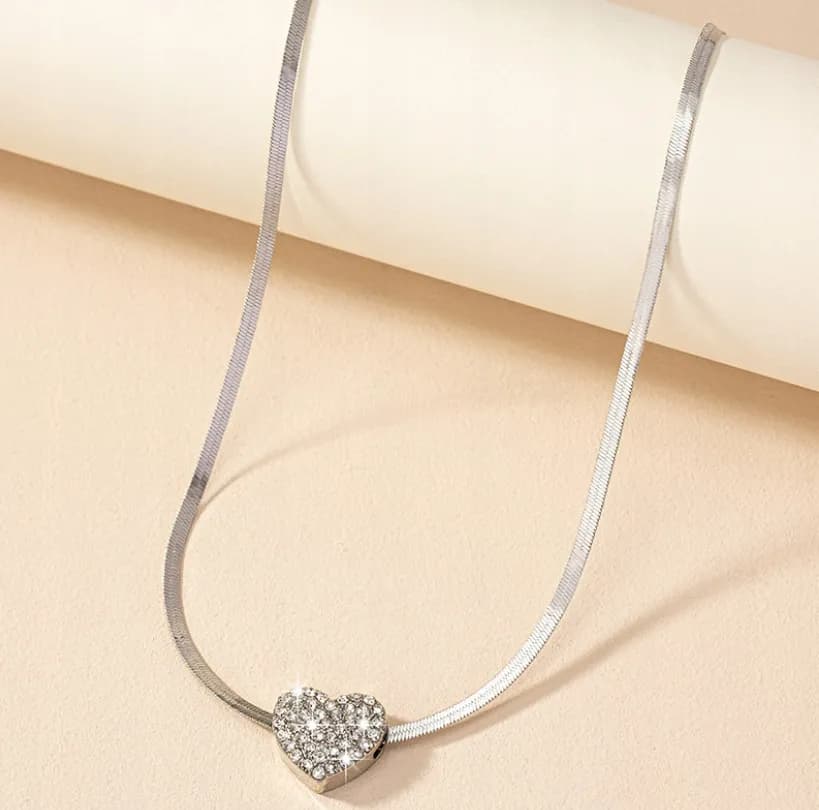 Ile kosztuje srebrny naszyjnik? Ceny, które Cię zaskoczą!