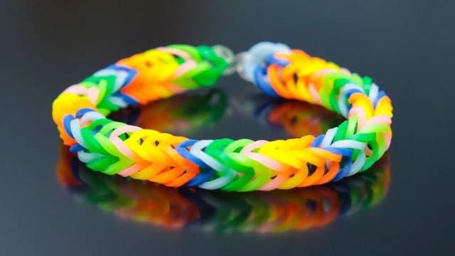 Jak zrobić bransoletki z gumek na krośnie - proste kroki dla każdego
